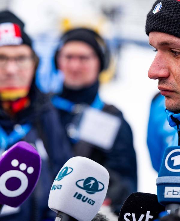 Tommaso Giacomel laufen bei einem Interview Tränen über das Gesicht.