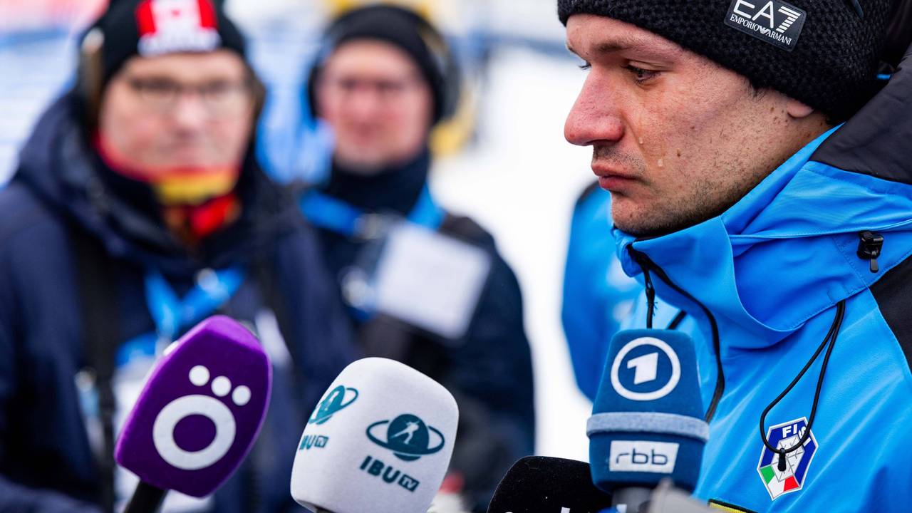 Tommaso Giacomel laufen bei einem Interview Tränen über das Gesicht.