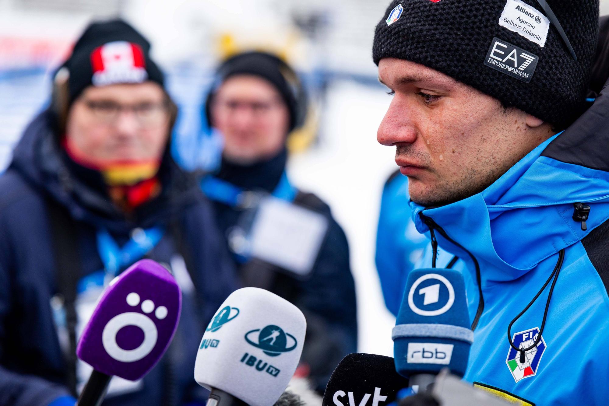 Tommaso Giacomel laufen bei einem Interview Tränen über das Gesicht.