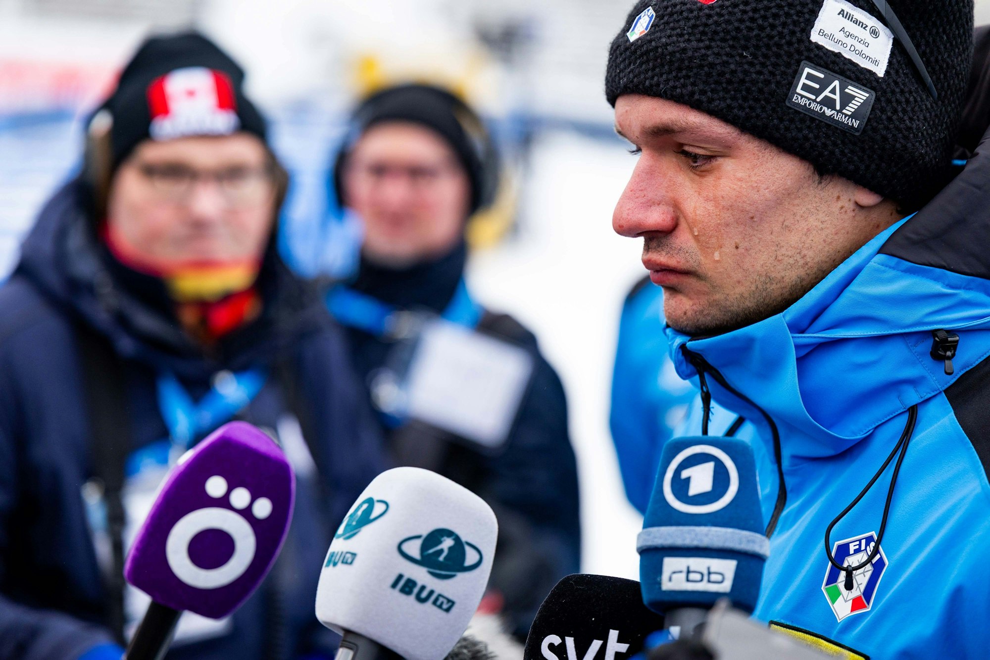 Tommaso Giacomel laufen bei einem Interview Tränen über das Gesicht.