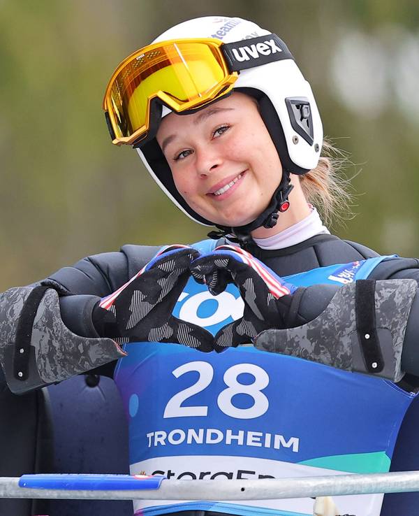 Annika Malacinski formt mit ihren Händen ein Herz.