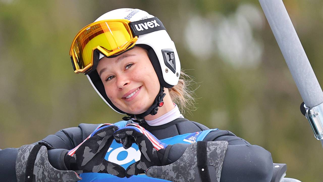 Annika Malacinski formt mit ihren Händen ein Herz.
