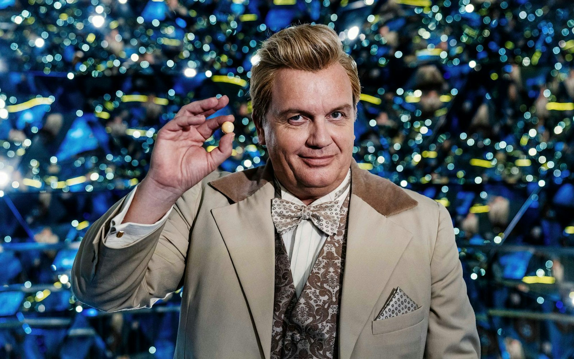 In einer glitzernden Version der Hölle schmiedet der Teufel (Hape Kerkeling) perfide Pläne. (Bild: LEONINE/herbX film/Perathon Medien GmbH/Hendrik Heiden)