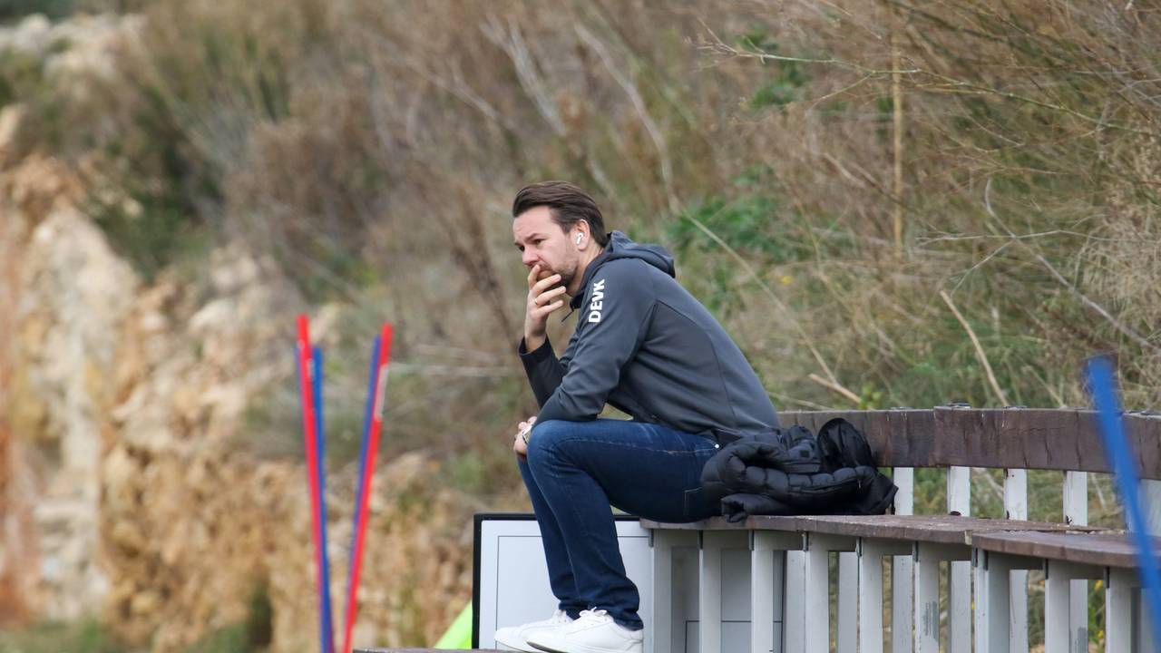 Thomas Kessler sitzt beim Training des 1. FC Köln auf einer Bank.