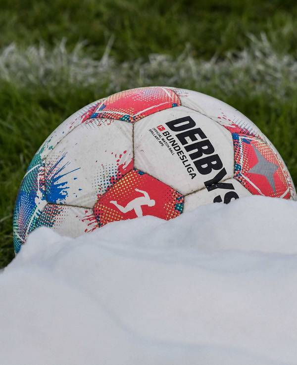 Ein Derbystar-Ball liegt im Schnee