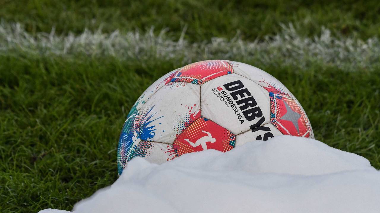 Ein Derbystar-Ball liegt im Schnee