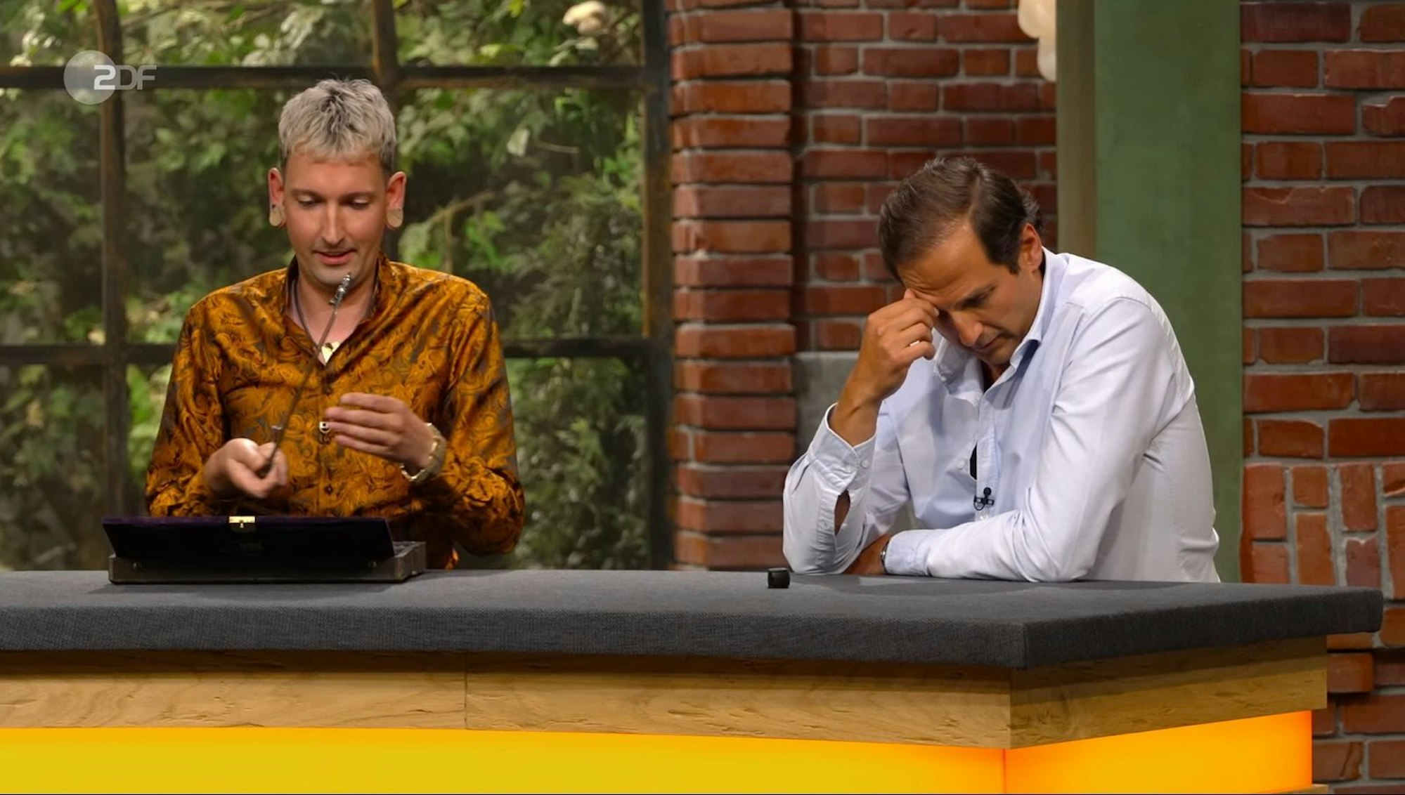 Julian Schmitz-Avila konnte angesichts des besonderen Unikats gar nicht hinsehen. (Bild: ZDF)