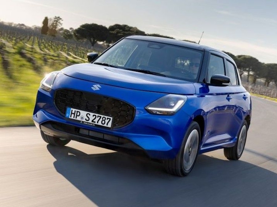 Blauer Suzuki Swift im Driving Shot