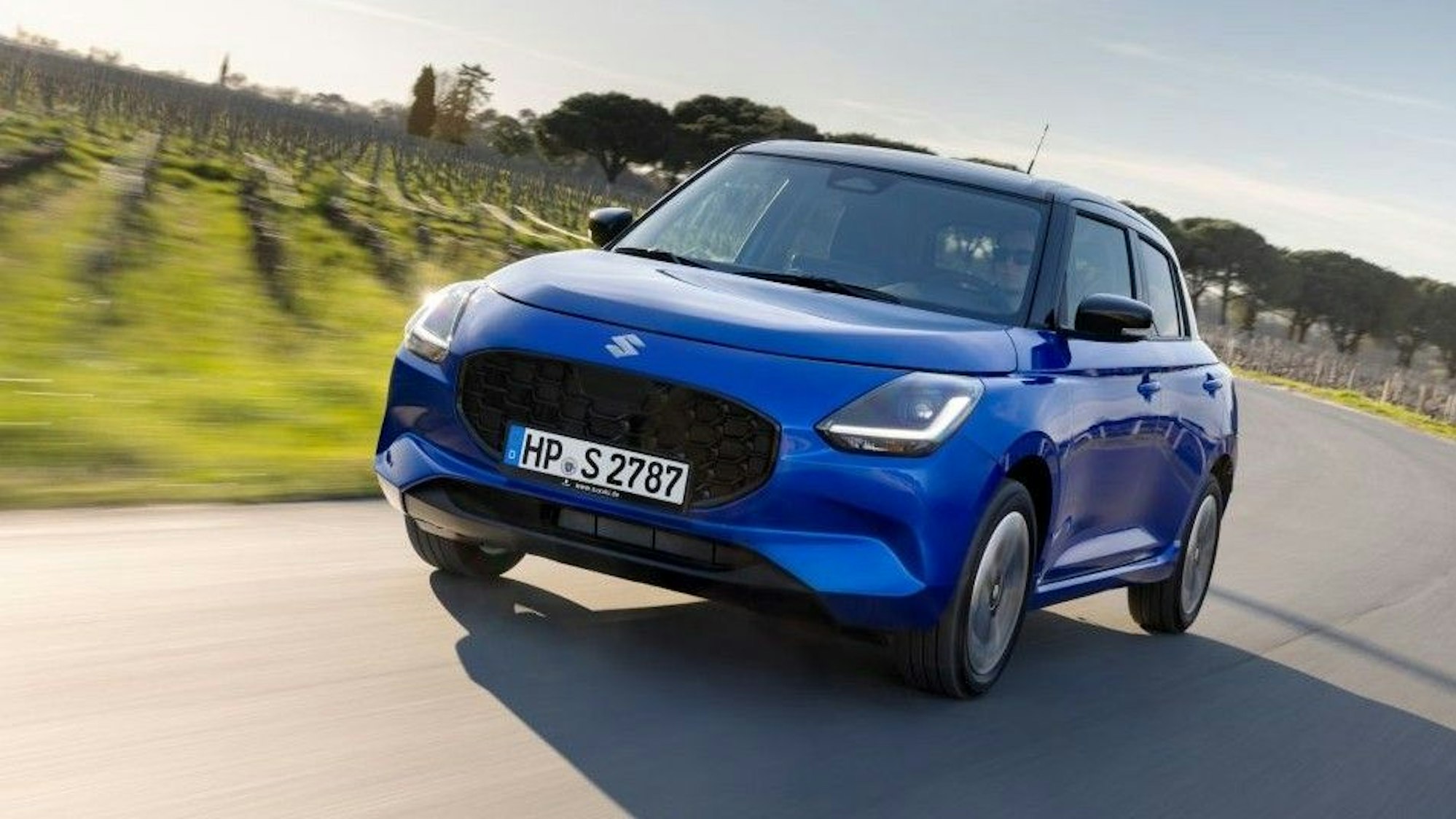 Blauer Suzuki Swift im Driving Shot