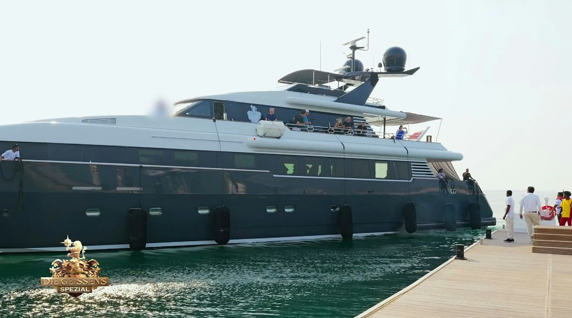 Beim Anlegen der Indigo Star hatte der Kapitän erhebliche Probleme. (Bild: RTLZWEI)