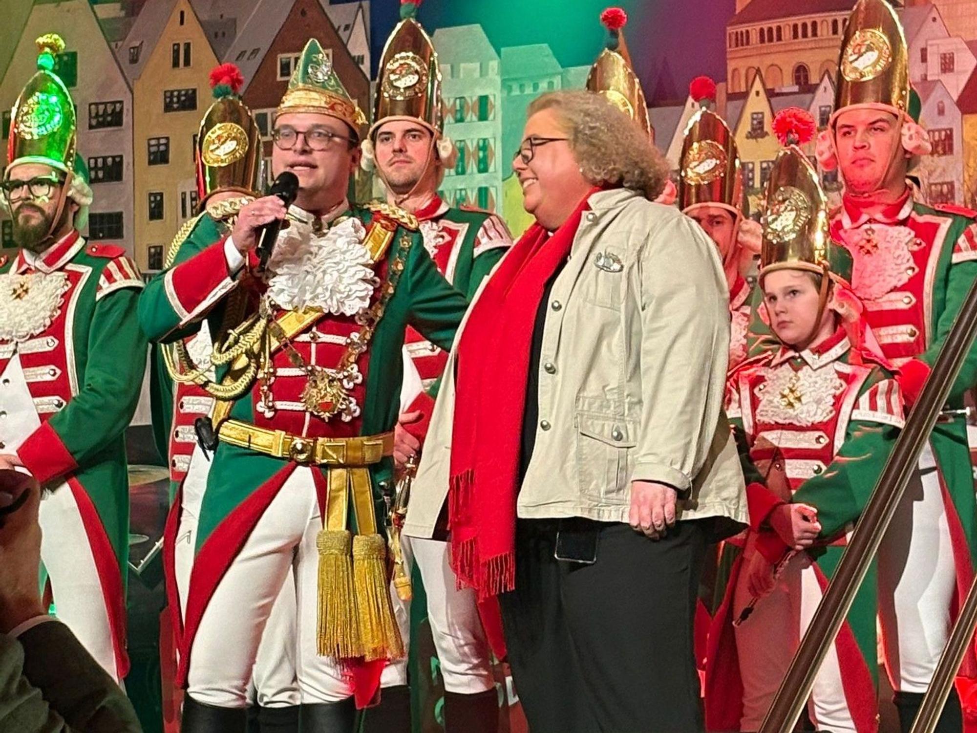 Björn Braun zusammen mit Daniela Decker auf der Bühne.