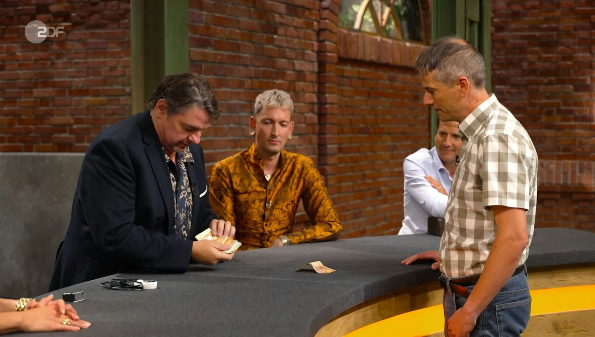 Daniel Meyer gab 750 Euro für das makabre Konvolut aus. (Bild: ZDF)