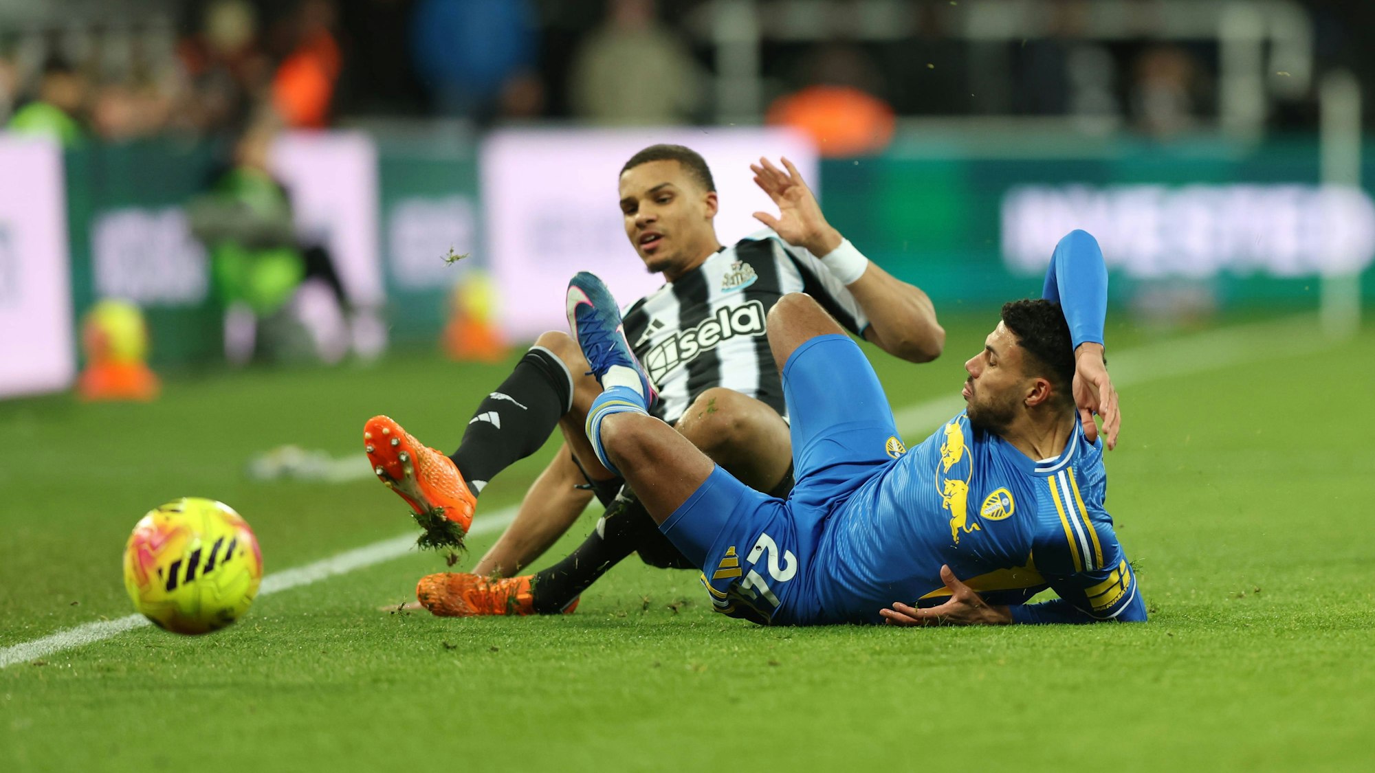 Malick Thiaw bei einer Grätsche im Spiel von Newcastle United.