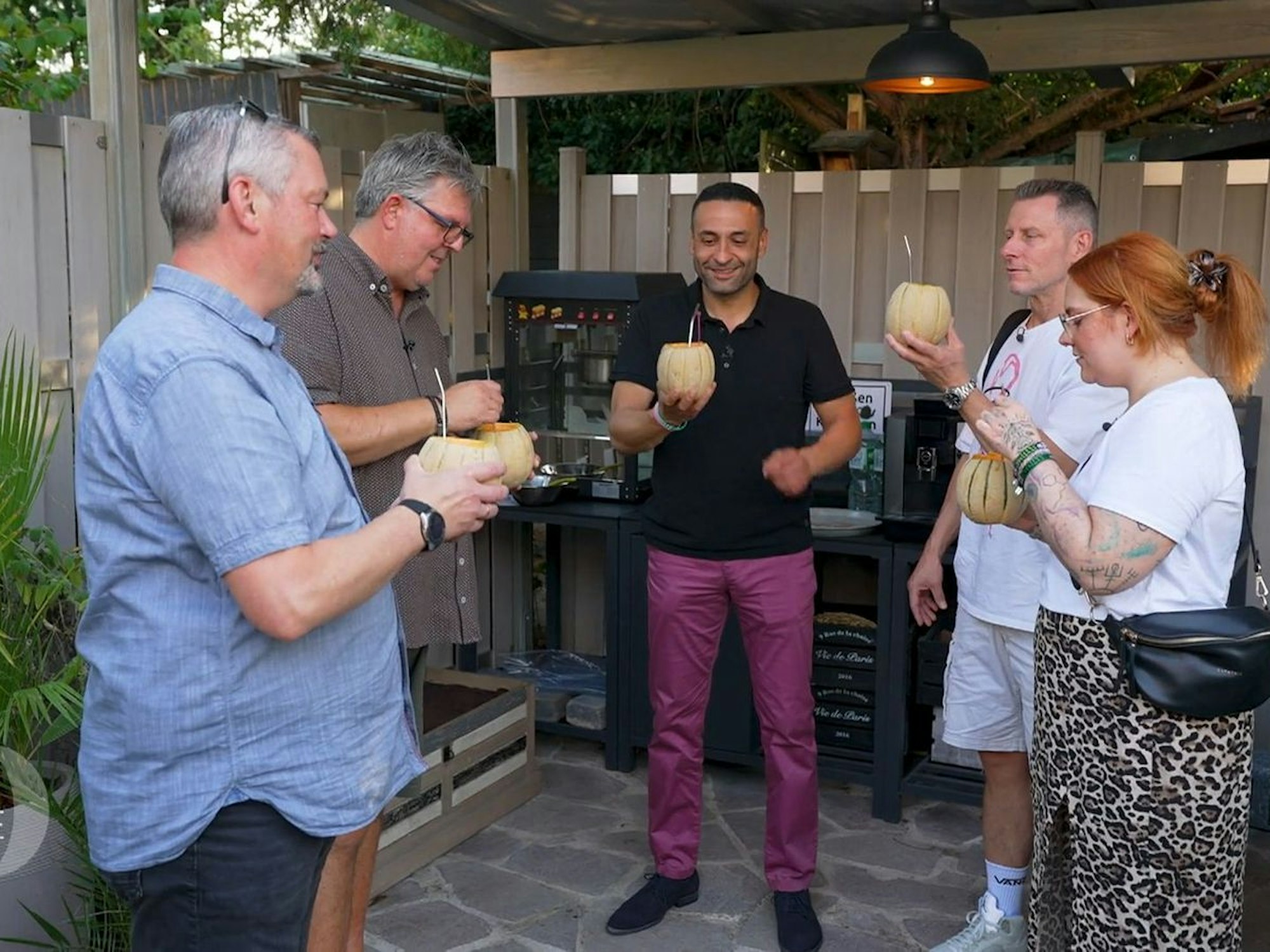 Die Schatzsuche beginnt mit einer Melone als Kanonenkugel. Von links: Sascha, Andreas, Adib, Franky und Kira.
(Bild: RTL)