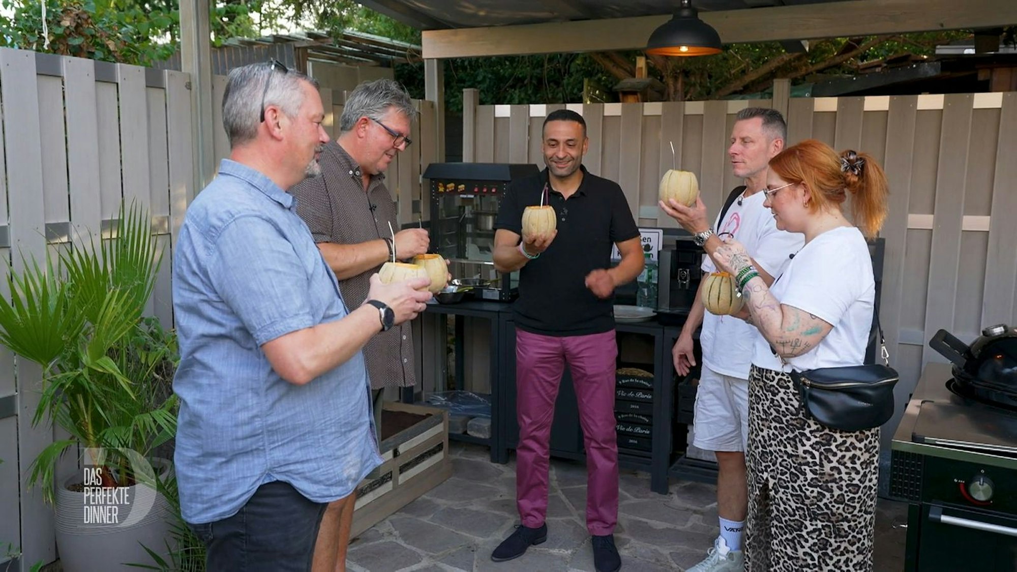 Die Schatzsuche beginnt mit einer Melone als Kanonenkugel. Von links: Sascha, Andreas, Adib, Franky und Kira.
(Bild: RTL)