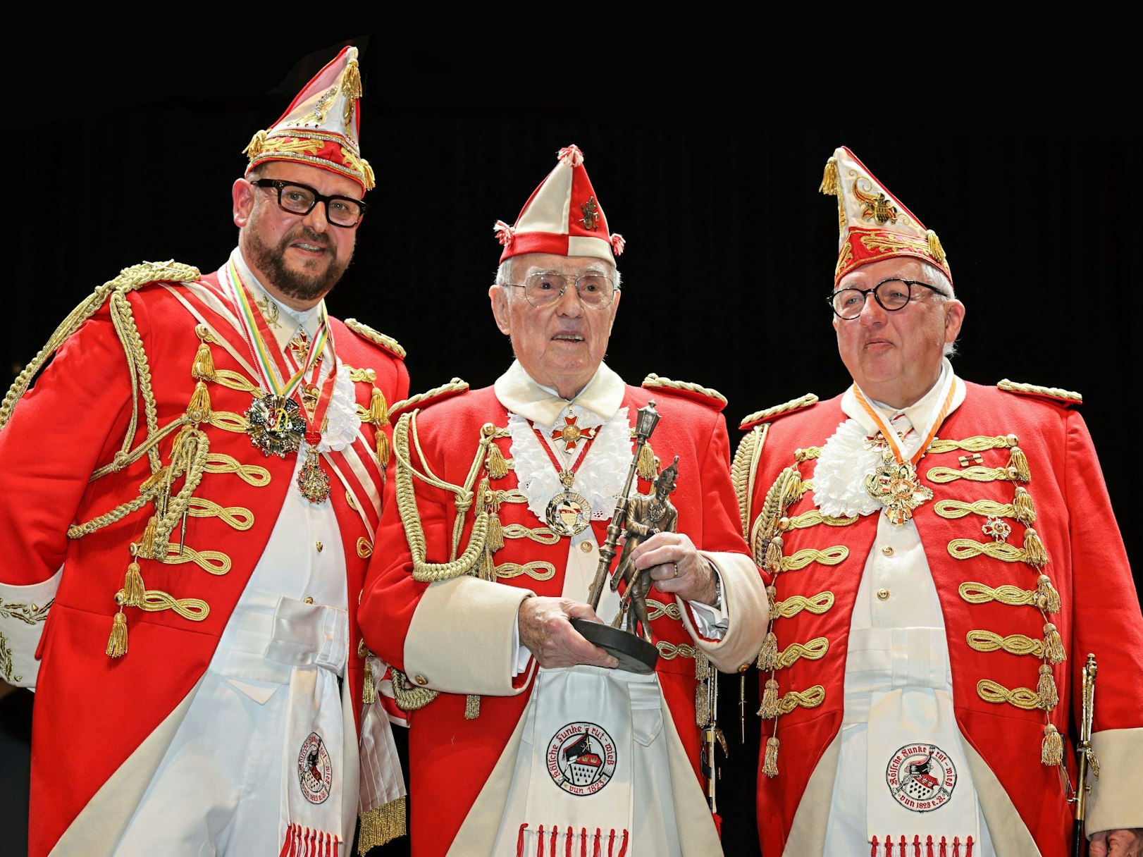 Dirk Wissmann und Hans Willy Fahnenbruck ehren Oskar Hamacher.