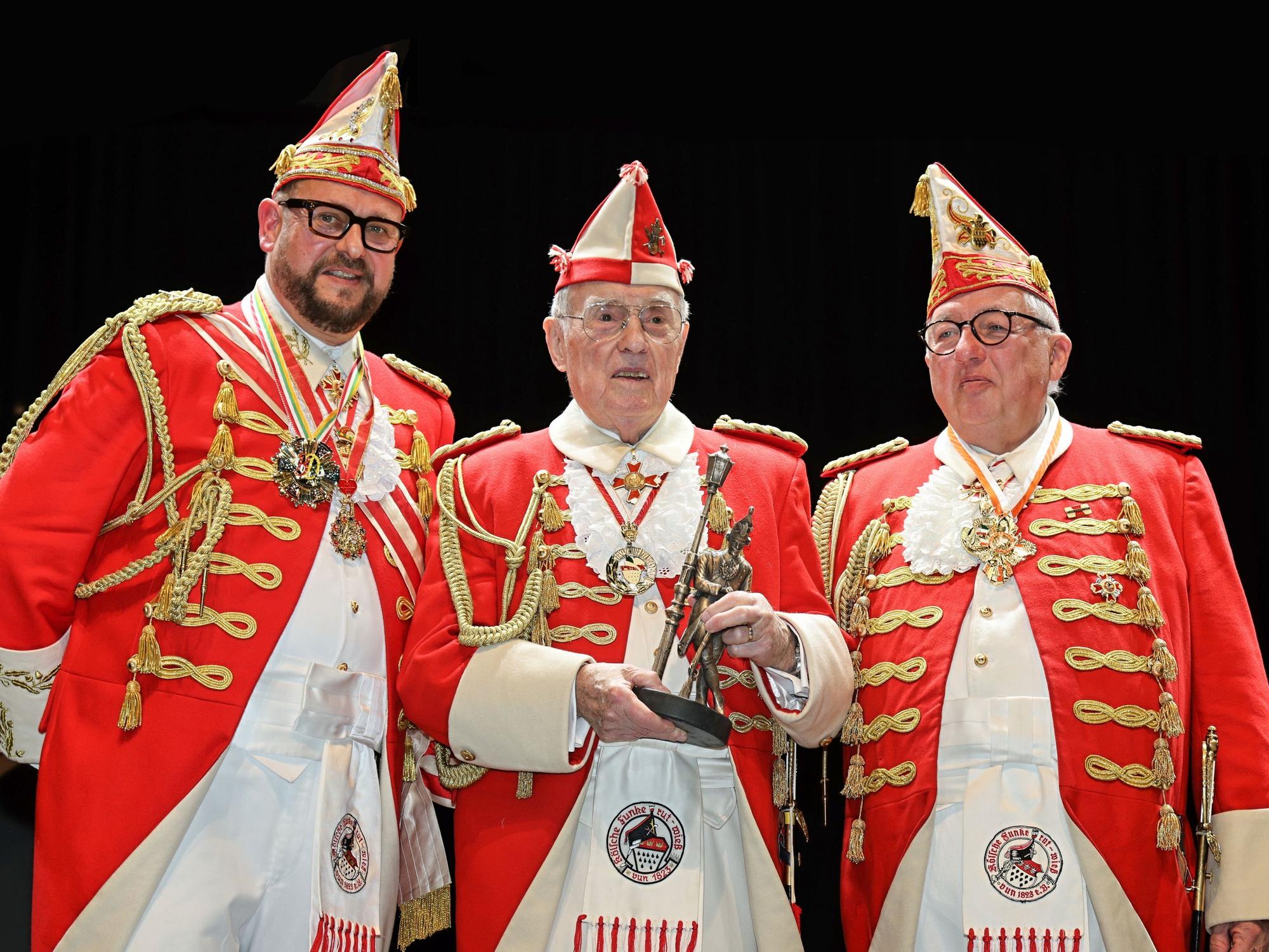 Dirk Wissmann und Hans Willy Fahnenbruck ehren Oskar Hamacher.