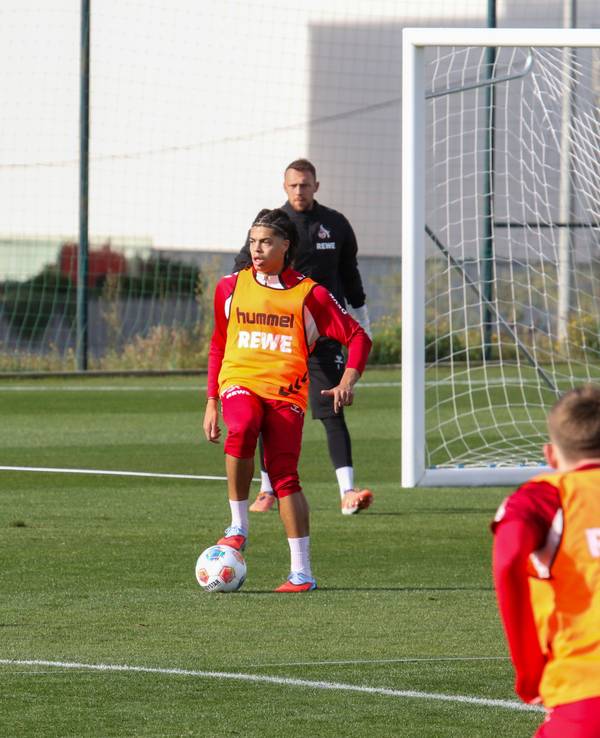 Jahmai Simpson-Pusey im Training des 1. FC Köln am Ball.