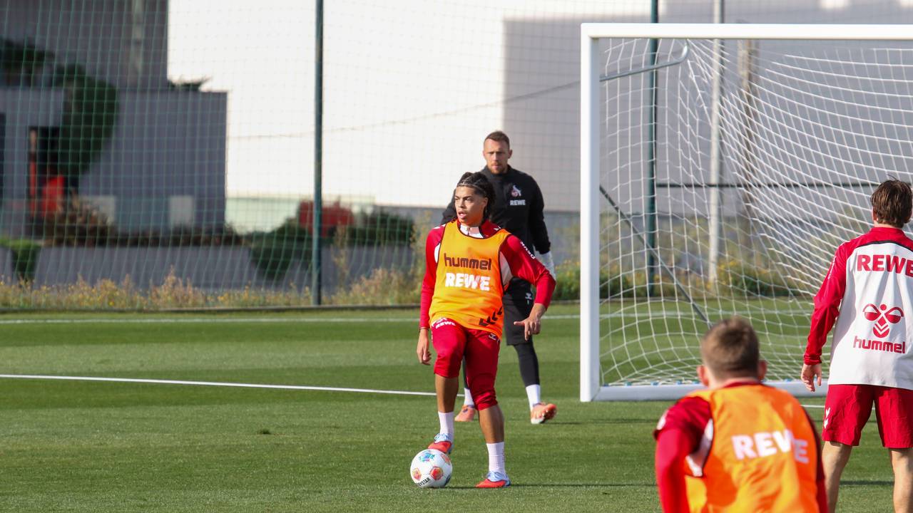 Jahmai Simpson-Pusey im Training des 1. FC Köln am Ball.