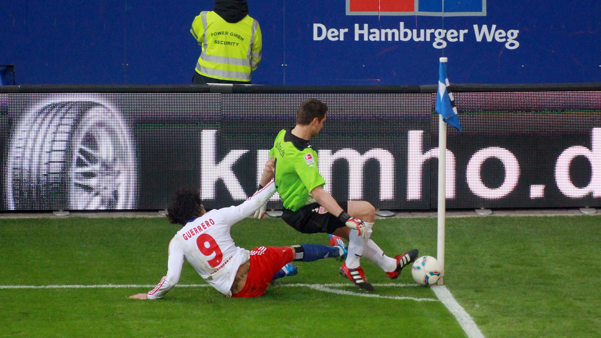 Paolo Guerrero räumt Sven Ulreich mit einem Brutalo-Foul an der Eckfahne ab.