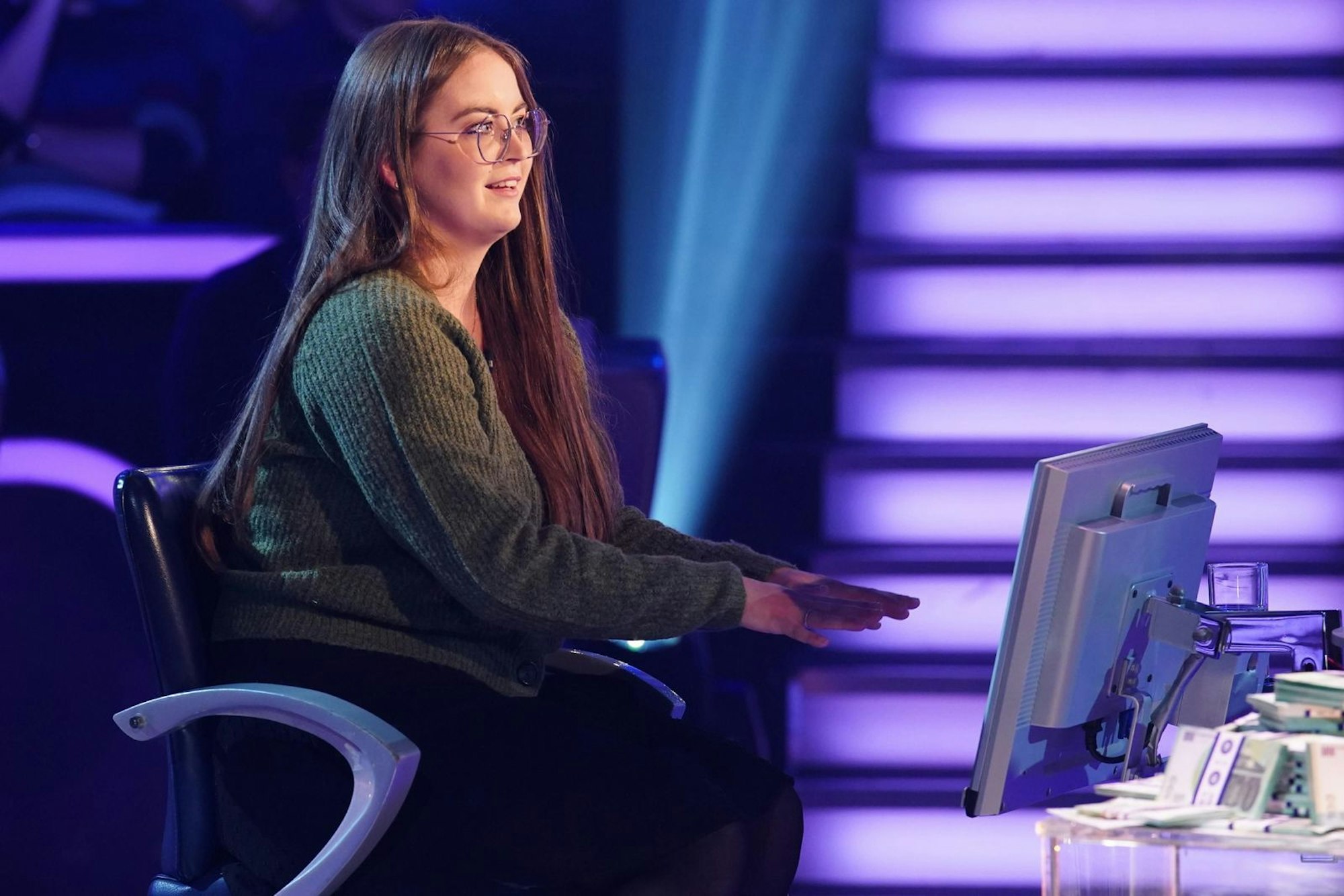 „Ich kann mich so schwer entscheiden.“ Deshalb dauerte es auch ein bisschen, bis sich Lisa Marie Grobe entschloss, aufs Zocken zu verzichten und lieber 8.000 Euro mitzunehmen. (Bild: RTL / Stefan Gregorowius)