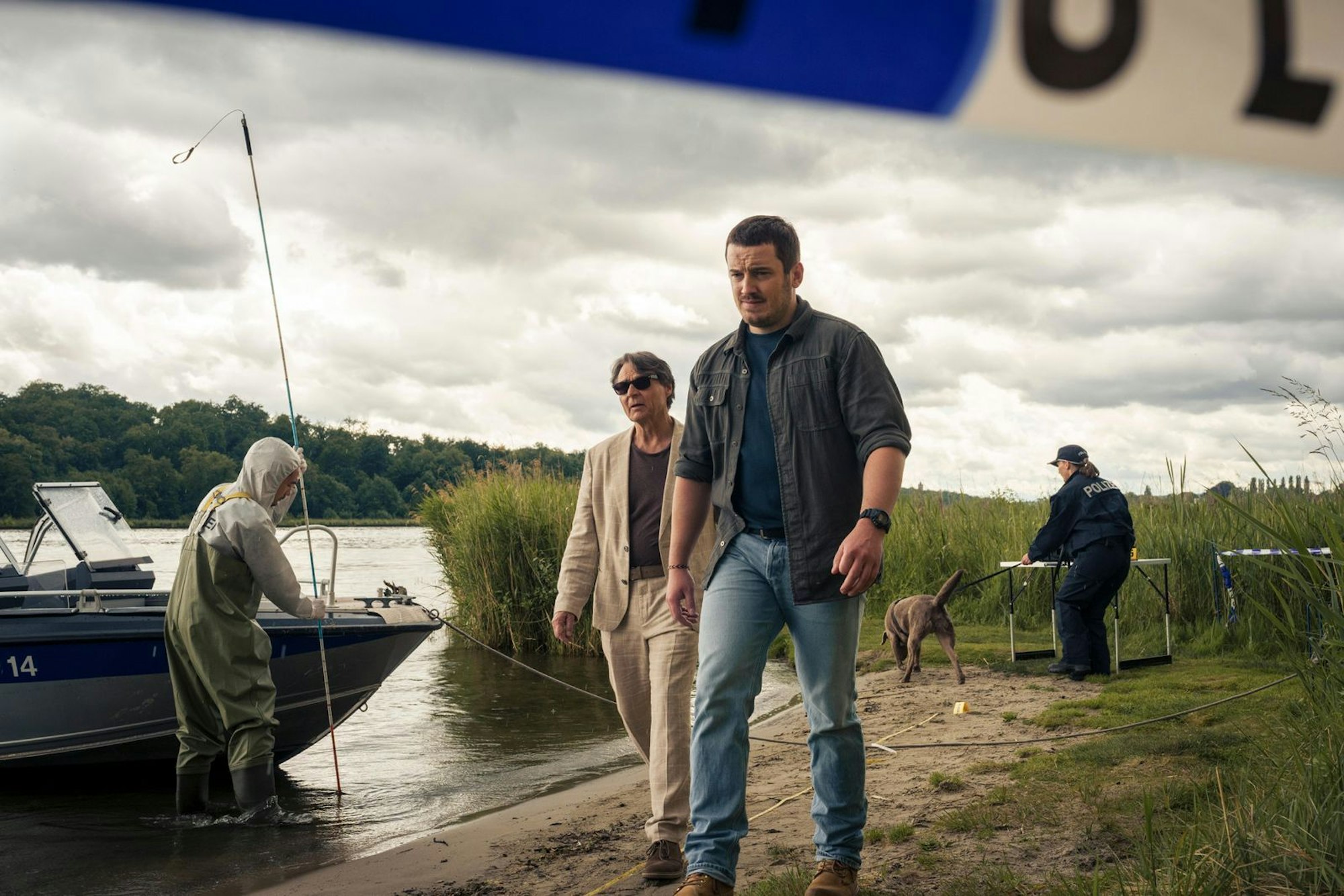 Wolfgang Bahro (65, links) und Felix Kreutzer (32) harmonieren sowohl vor als auch hinter der Kamera, wie der „GZSZ“-Star im Interview anlässlich der Premiere von „Haveltod - Ein Potsdam-Krimi“ betont. (Bild: RTL / Stephan Rabold)