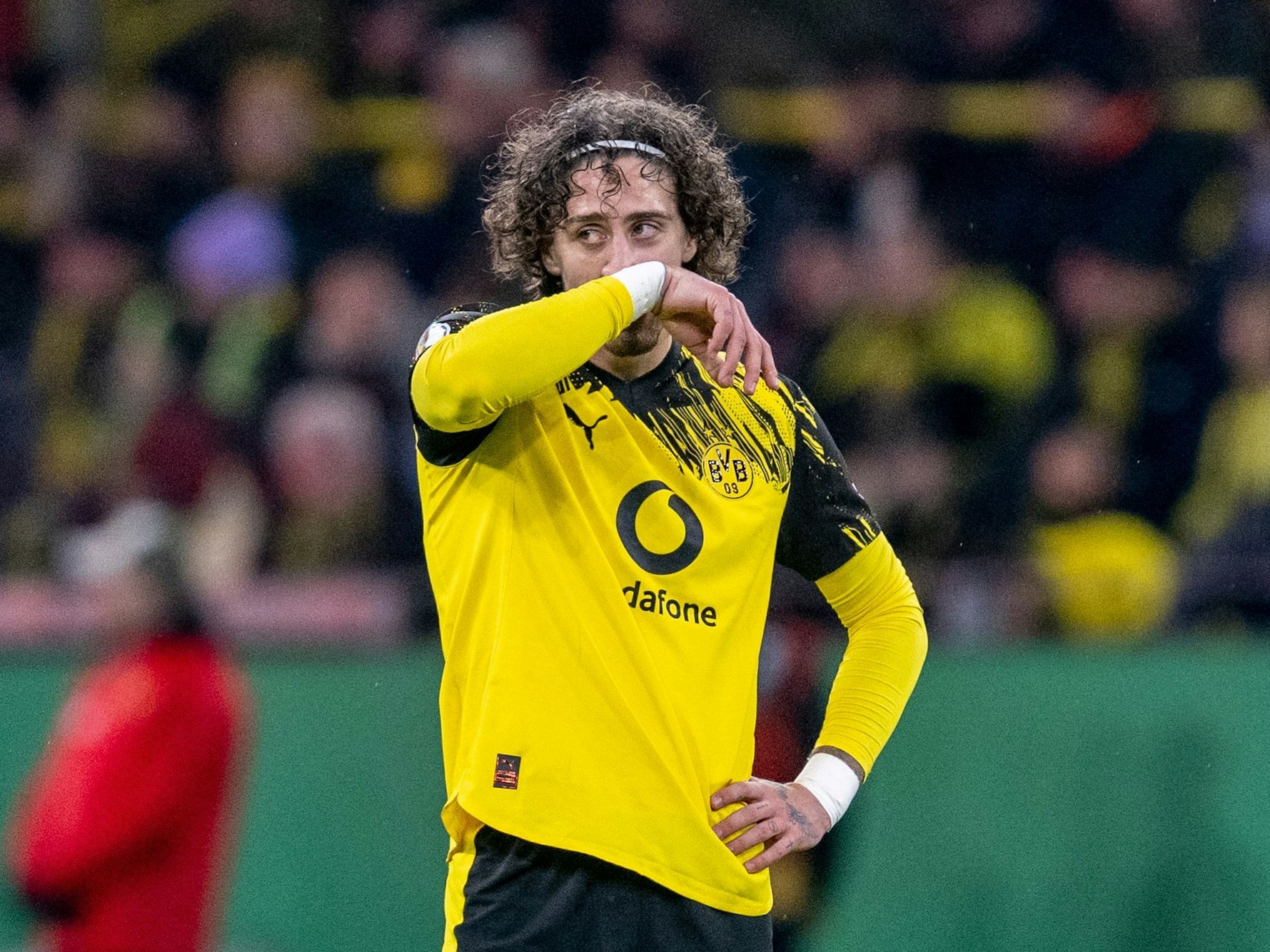 Fábio Silva reibt sich im BVB-Trikot die Nase.