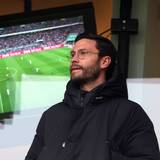 Jonas Hector verfolgt ein Spiel des 1. FC Köln im Stadion.