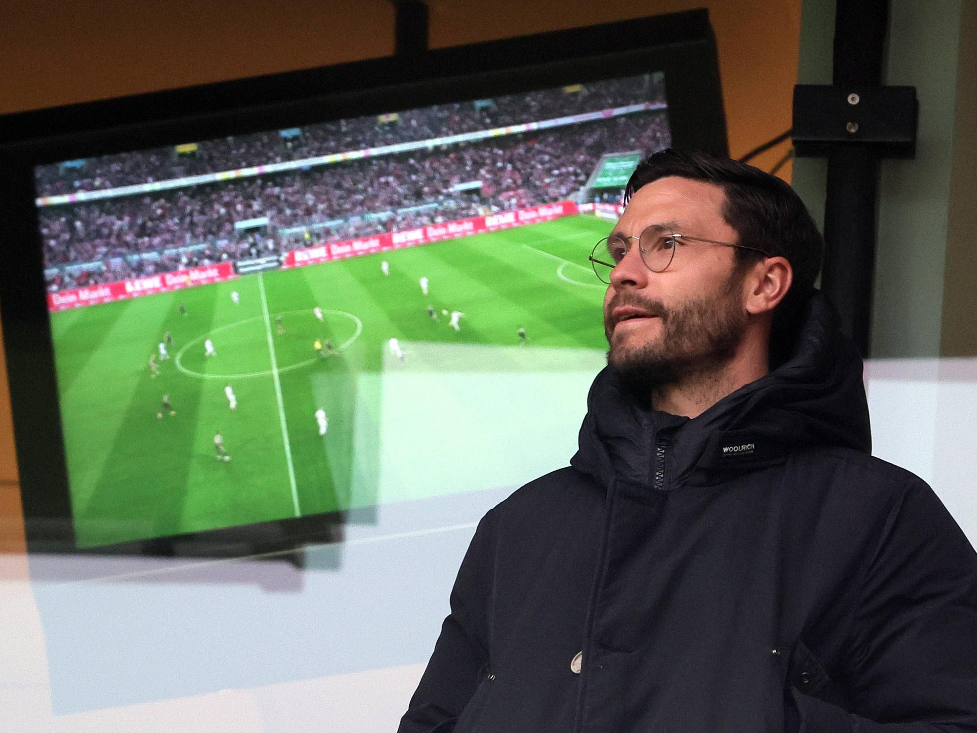 Jonas Hector verfolgt ein Spiel des 1. FC Köln im Stadion.