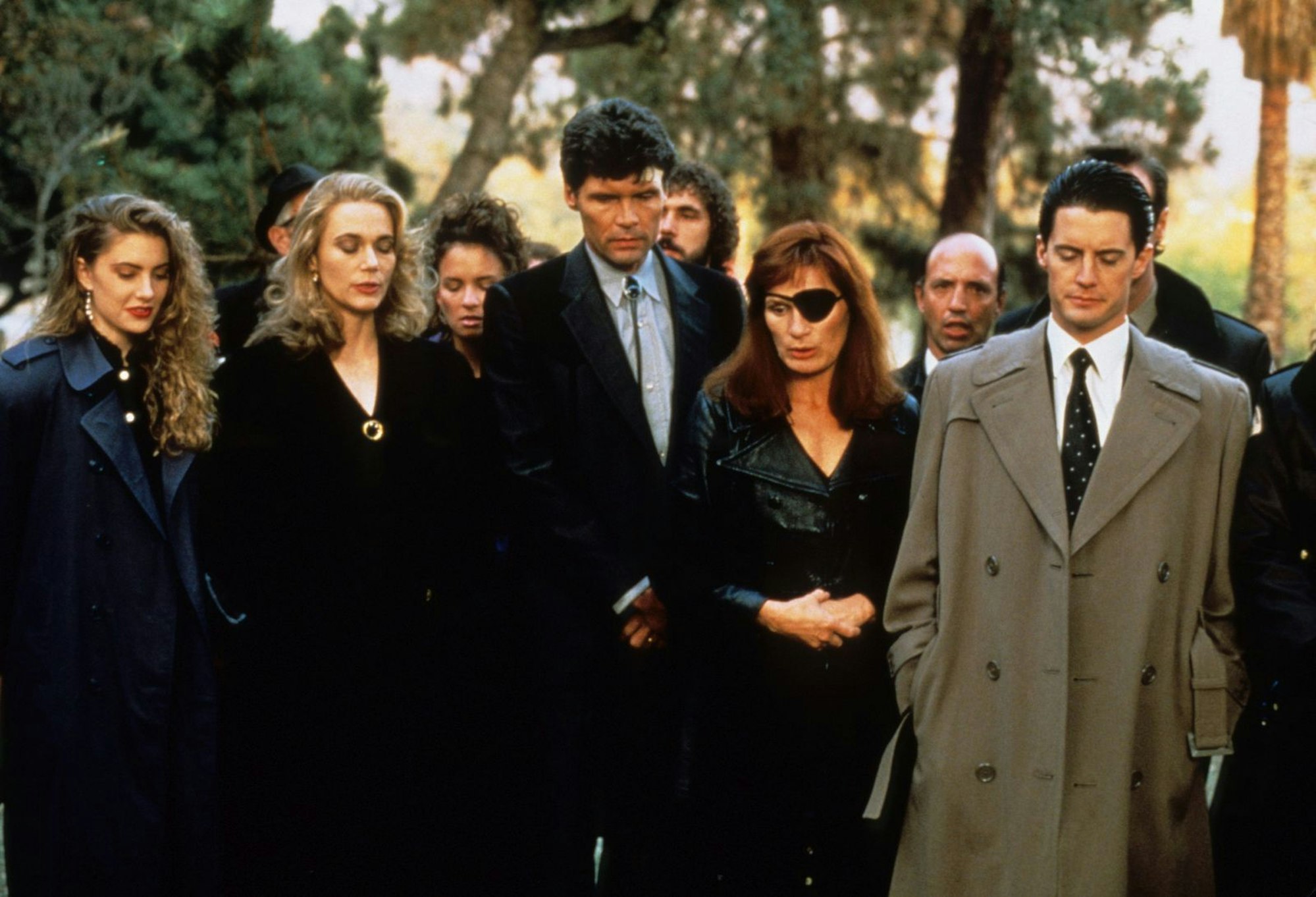 Betretene Stimmung am Grab der ermordeten Laura Palmer, vordere Reihe von links: Shelly Johnson (Mädchen Amick), Norma Jennings (Peggy Lipton), Big Ed Hurley (Everett McGill), Nadine Hurley (Wendy Robie) und Special Agent Dale Cooper (Kyle MacLachlan). (Bild: ARTE/Lynch/Frost Productions/Propaganda Films)