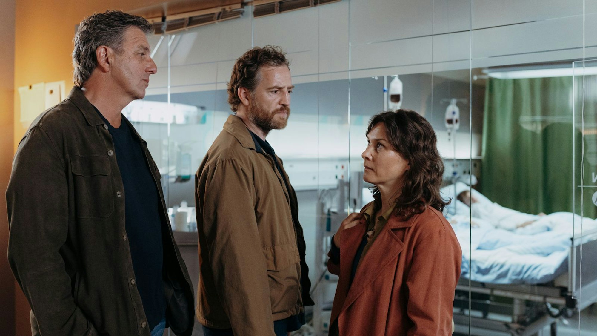 Martin (Hans Sigl, links) konfrontiert Clara Meindl (Kathrin von Steinburg, M.) und ihren Mann Jakob (Tom Radisch) mit schockierenden Neuigkeiten. Ihr beiden Kinder sind schwer krank und brauchen eine Stammzellenspende. Doch die vorhandene Spende reicht nicht für beide ... (Bild: ZDF/Sabine Finger Fotografie)