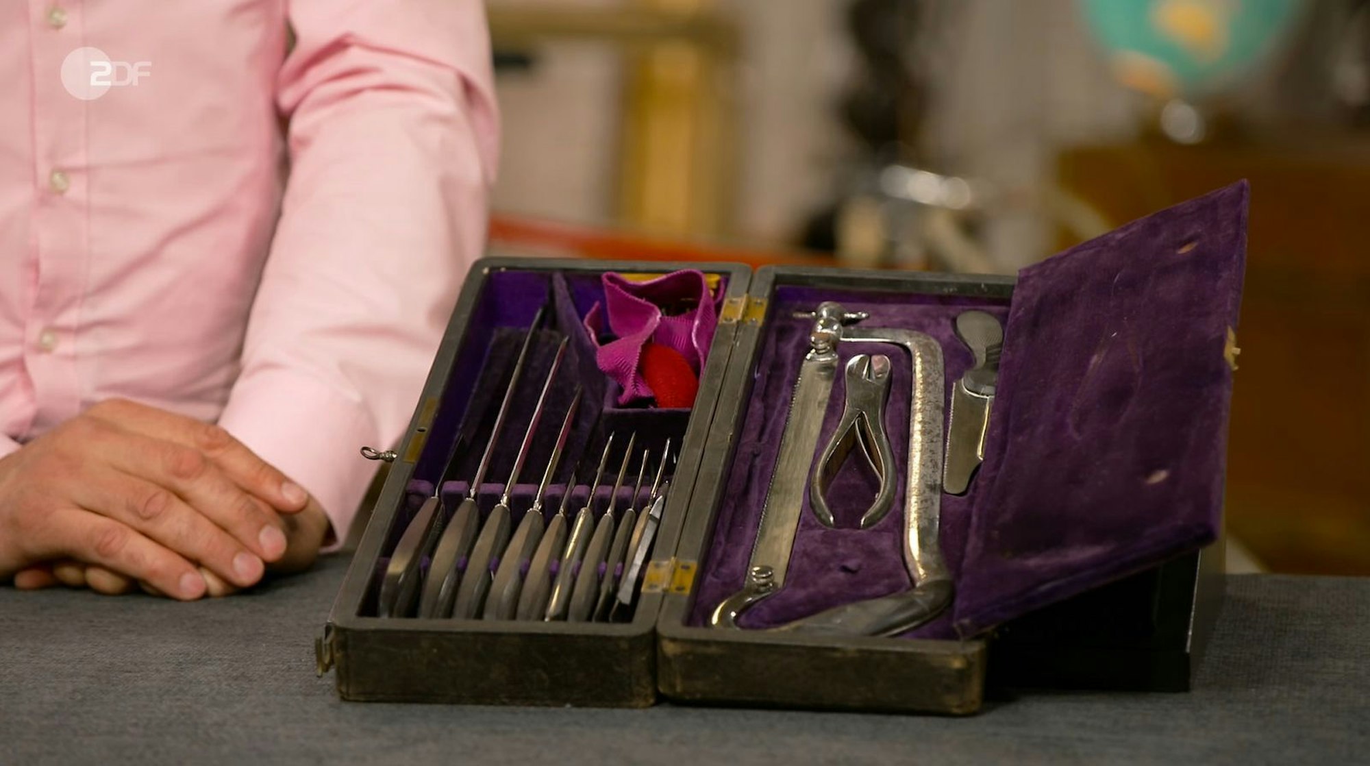 Messer, Skalpelle, Nadeln und sogar Sägen - die edle Schatulle legte ein Chirurgenbesteck offen. (Bild: ZDF)