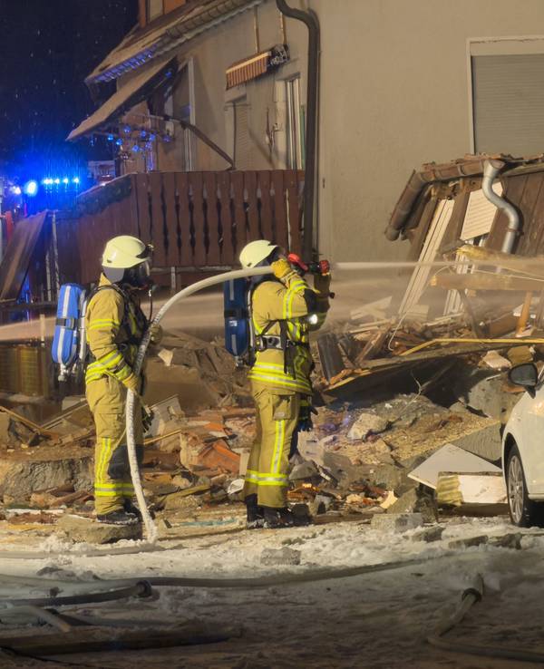 Feuerwehrleute arbeiten am Donnerstag am Ort der Explosion. Die Ursache ist noch nicht geklärt.