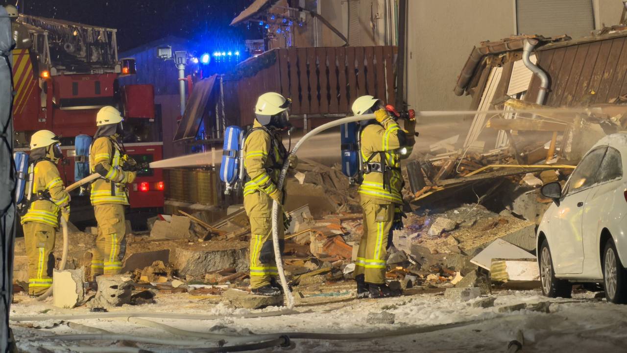 Feuerwehrleute arbeiten am Donnerstag am Ort der Explosion. Die Ursache ist noch nicht geklärt.