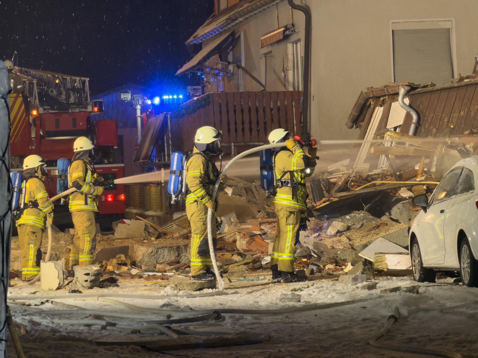 Feuerwehrleute arbeiten am Donnerstag am Ort der Explosion. Die Ursache ist noch nicht geklärt.