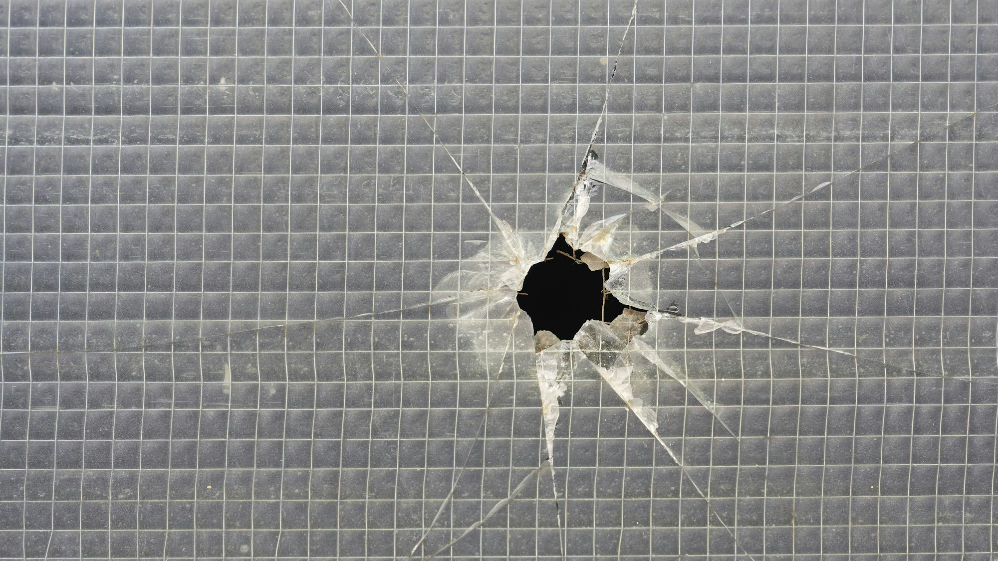 Eine zerbrochene Scheibe mit einem Loch