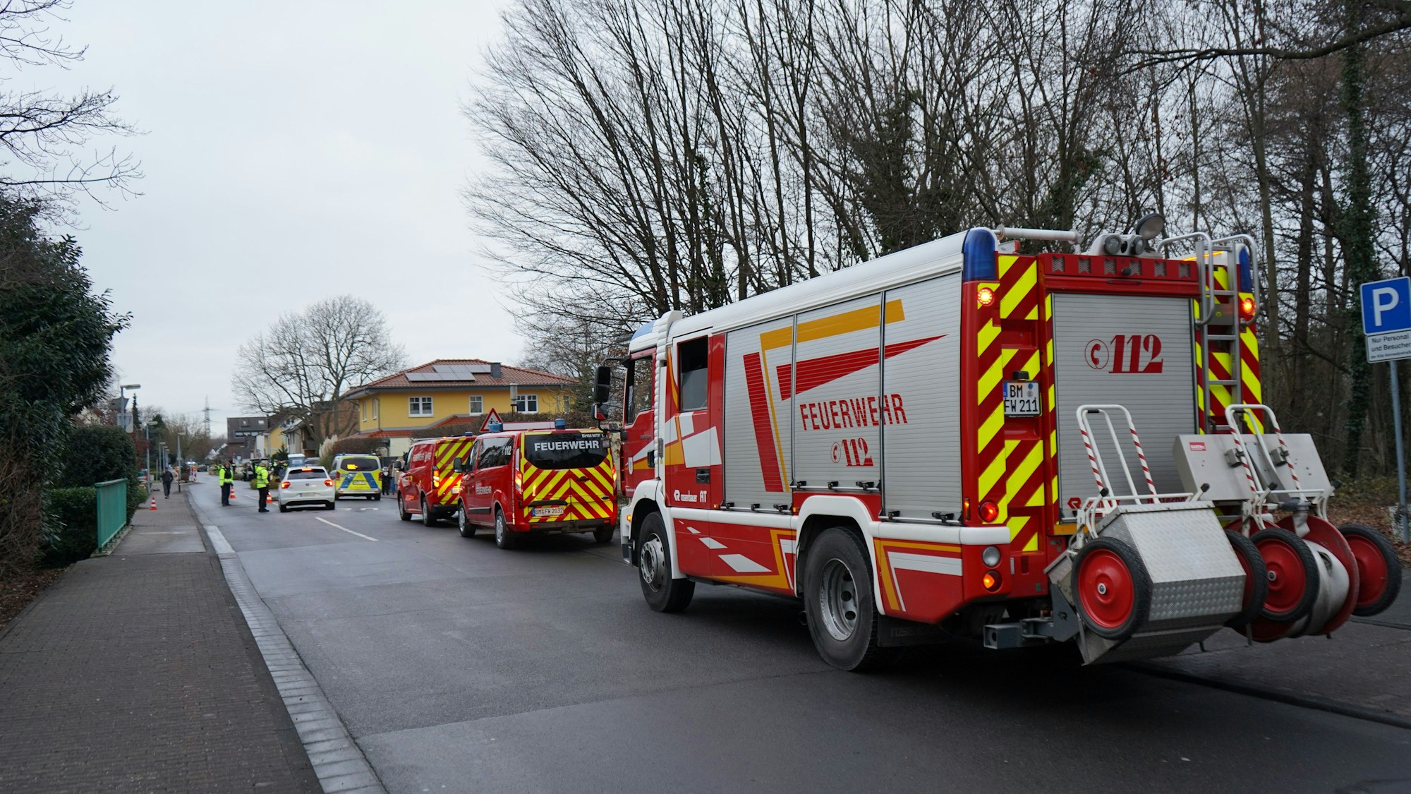 Wegen eines Bombenfundes am Rotdornweg sind Evakuierungsmaßnahmen in Gang. Die Zufahrten, wie hier über die Kennedystraße, sind gesperrt.