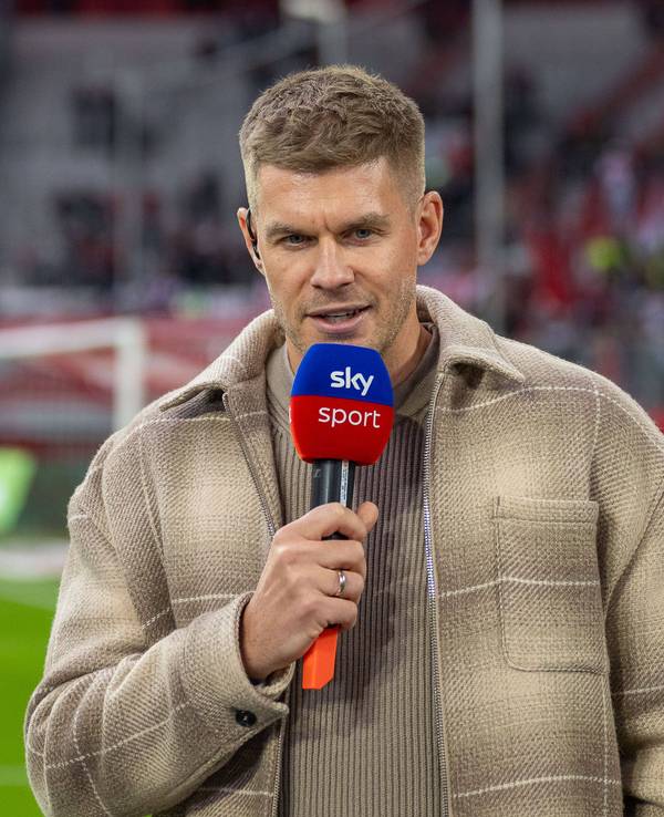 Simon Terodde bei einem TV-Einsatz für Sky.