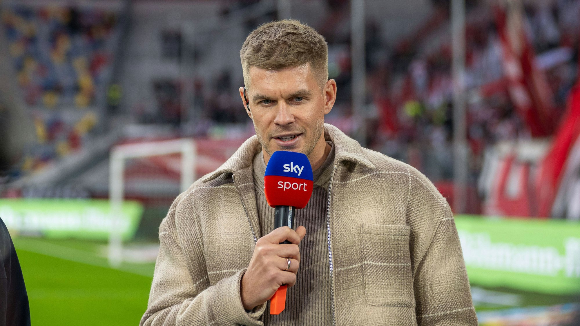 Simon Terodde spricht bei einem Spiel der 2. Bundesliga als TV-Experte.