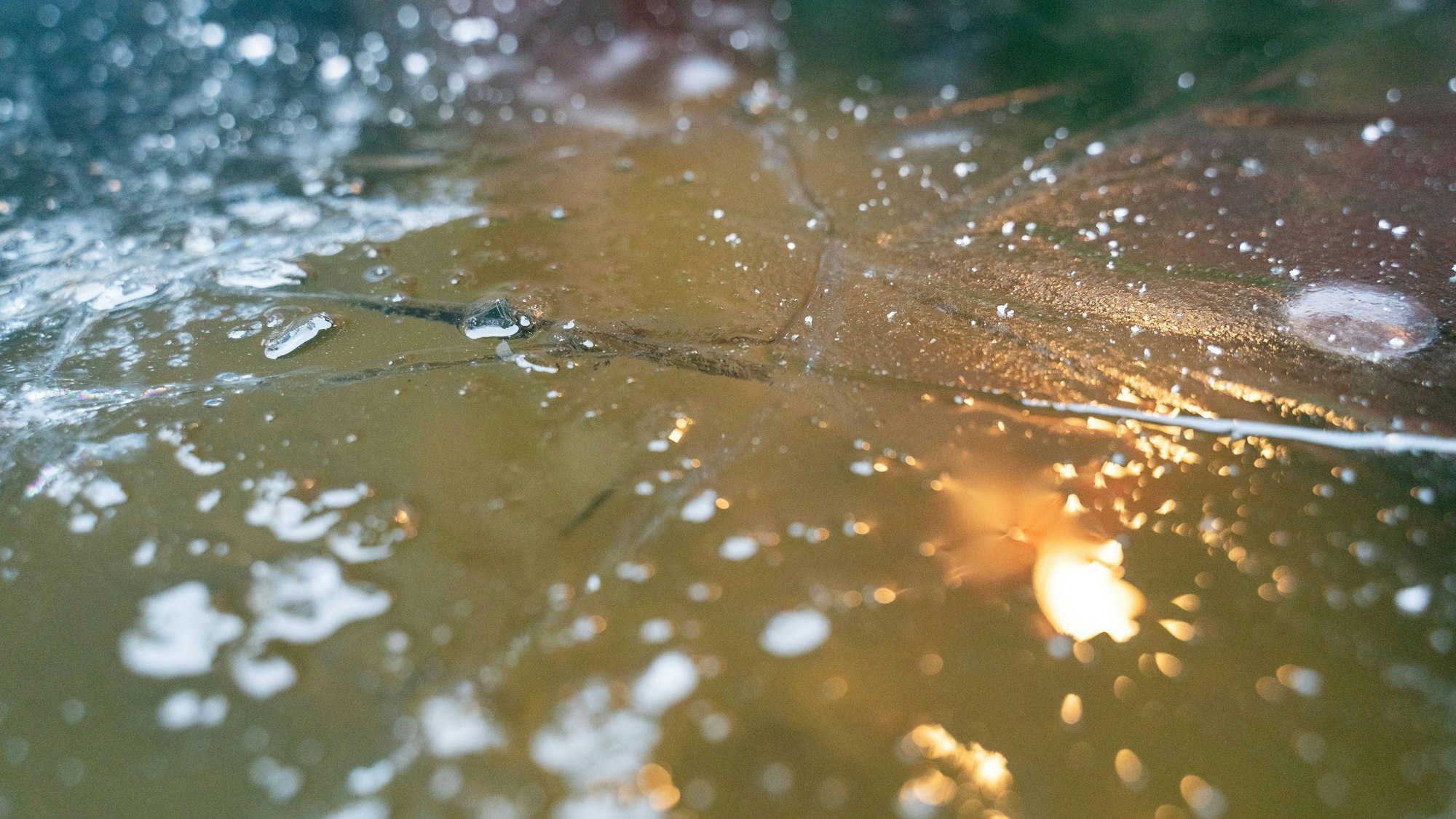 Eis und Wasser mit Lichtreflexionen