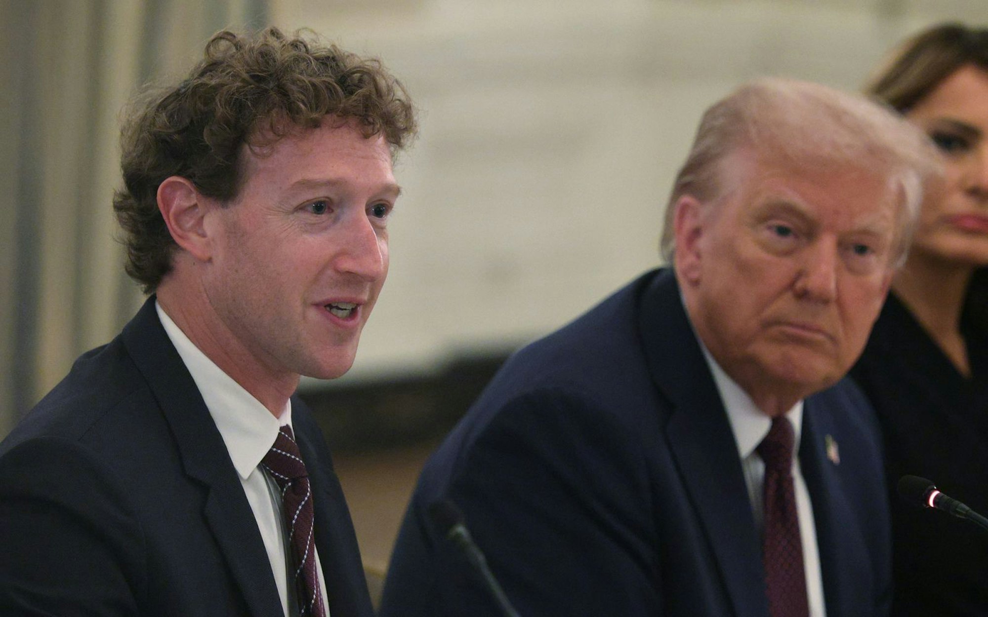 Dass Mark Zuckerberg (links) vermehrt die Nähe zu Donald Trump sucht, ist kein Zufall. (Bild: 2025 Getty Images/Alex Wong)