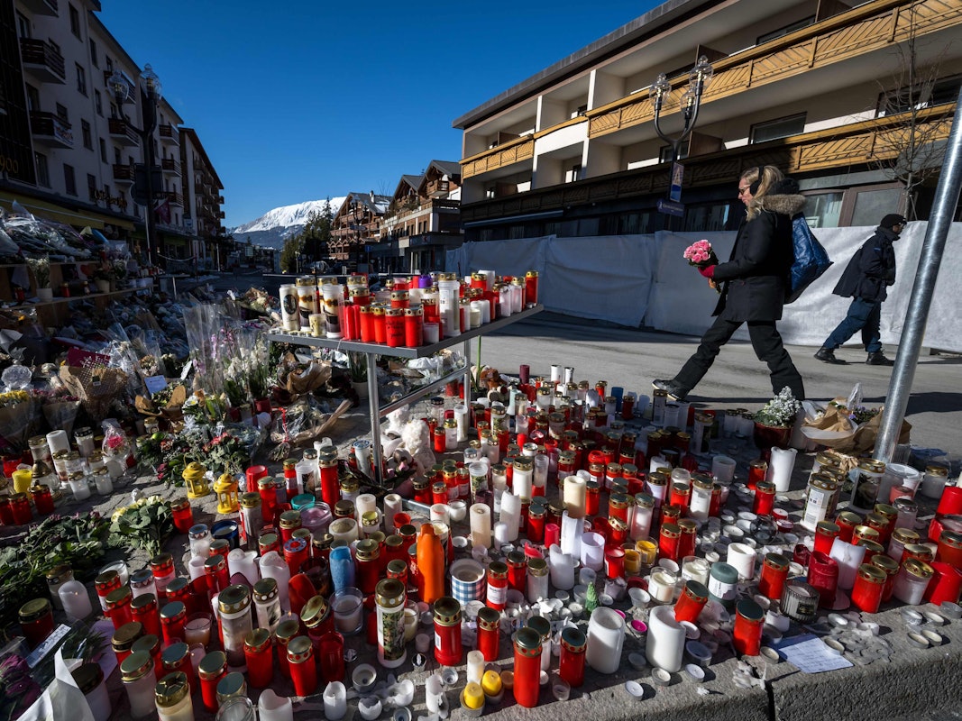 Vor der Bar Le Constellation legen Menschen Blumen und Kerzen nieder.