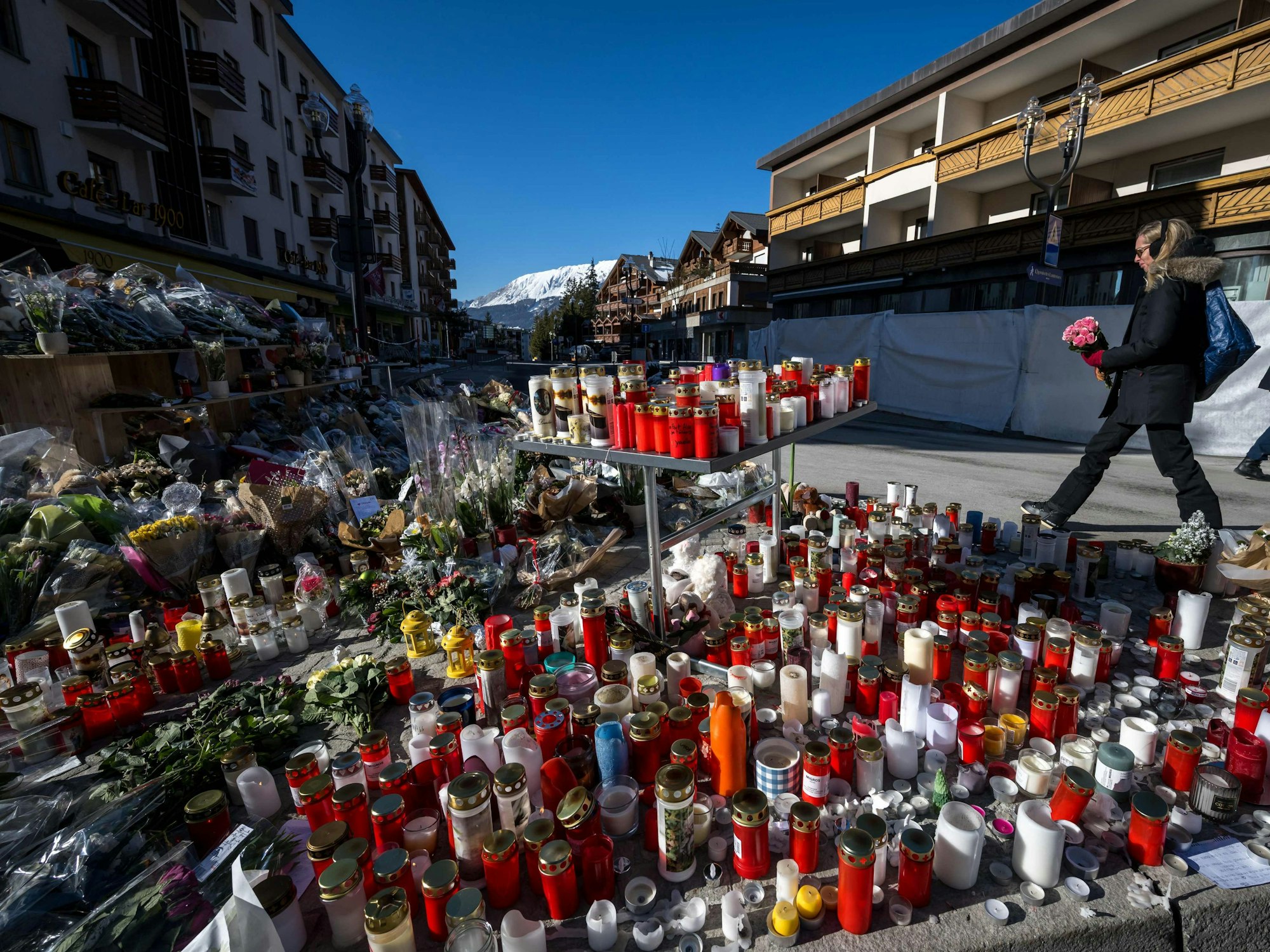 Vor der Bar Le Constellation legen Menschen Blumen und Kerzen nieder.