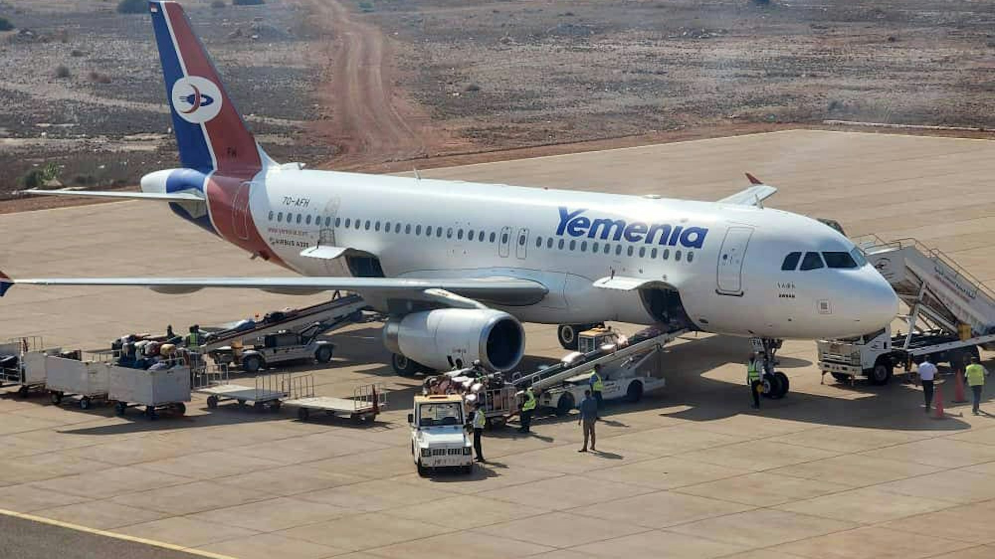 Flugzeug mit Bodenpersonal auf dem Rollfeld
