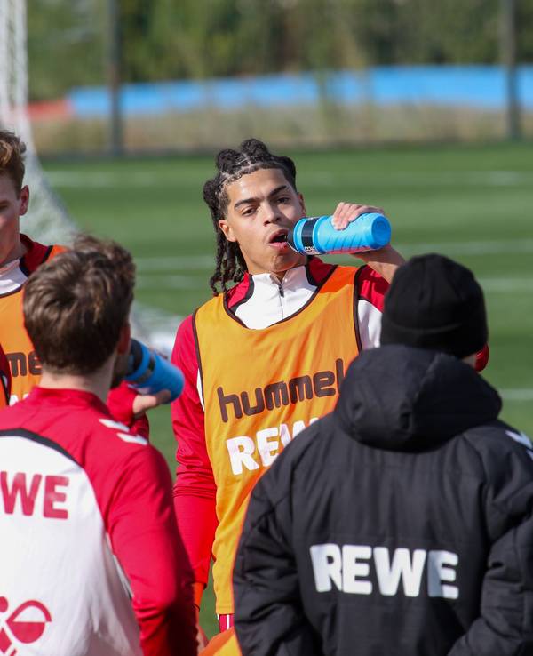 Jahmai Simpson-Pusey bei einer Trinkpause im Training.