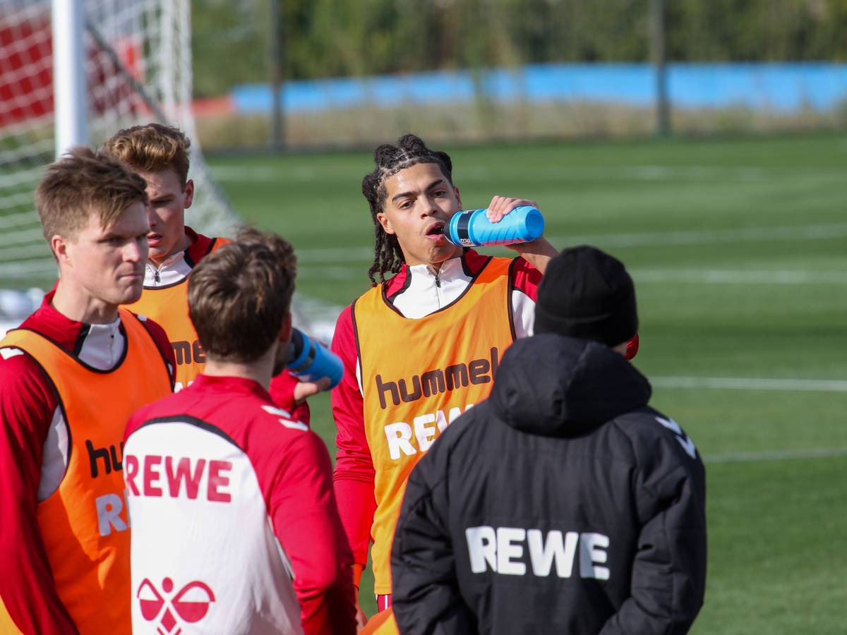 Jahmai Simpson-Pusey bei einer Trinkpause im Training.