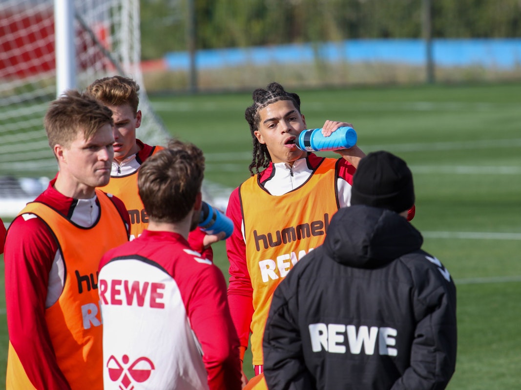 Jahmai Simpson-Pusey bei einer Trinkpause im Training.