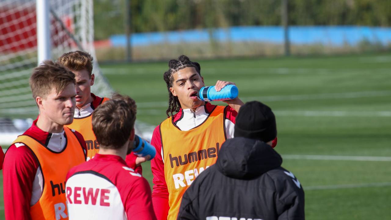 Jahmai Simpson-Pusey bei einer Trinkpause im Training.