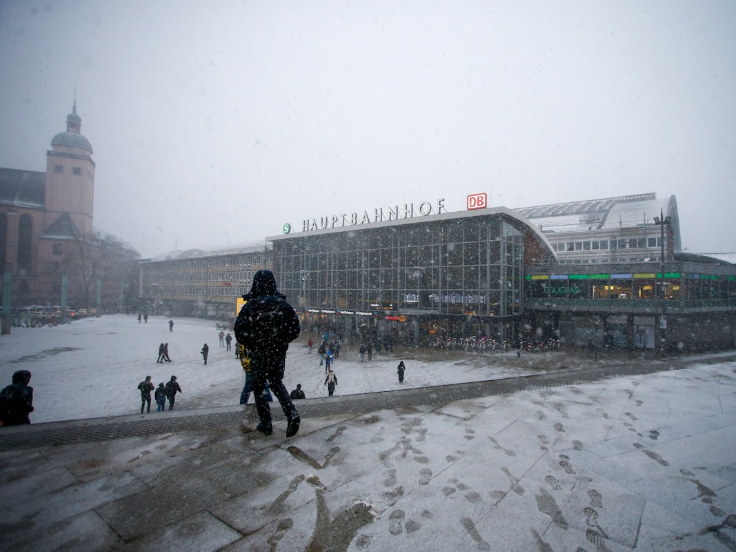 Blick auf den verschneiten Kölner Hauptbahnhof am Donnerstag (7. Januar): Für die kommenden Tage ist auch in Köln Vorsicht angesagt.
