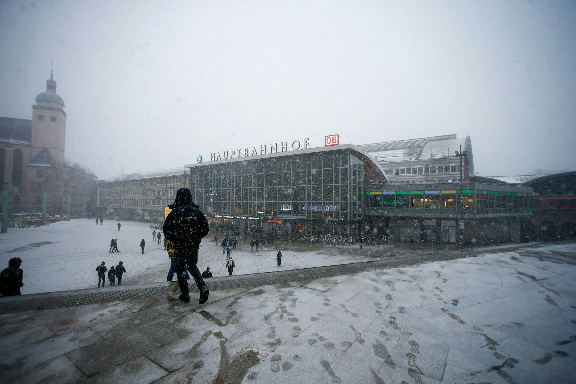 Blick auf den verschneiten Kölner Hauptbahnhof am Donnerstag (7. Januar): Für die kommenden Tage ist auch in Köln Vorsicht angesagt.